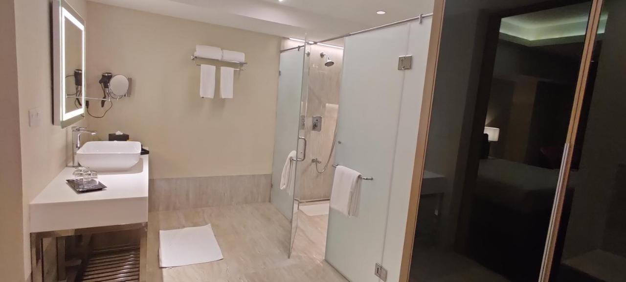 O By Tamara, Trivandrum Thiruvananthapuram Exteriör bild A shower with a sliding door